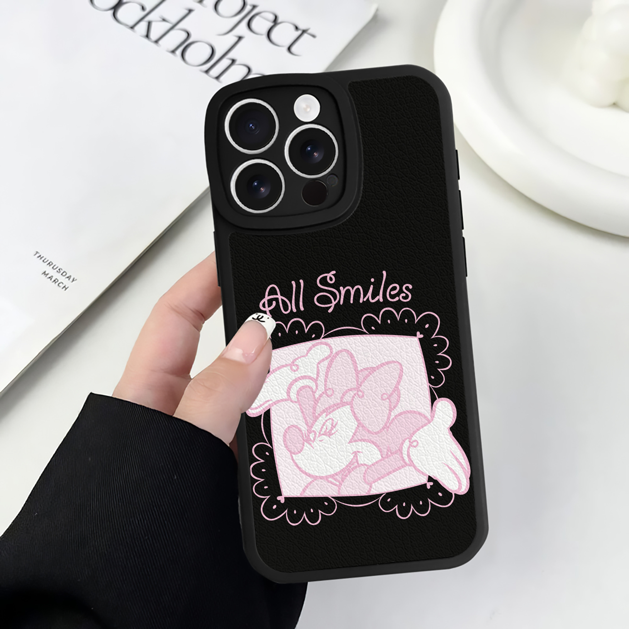 （画像用） ミッキーマウス Mickey Mouse 【iPhone 16シリーズ対応】シリコンスマホケース（レザー調） 材質：シリコン